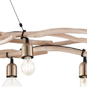 Suspension avec branches en bois naturel et chapeau en tissu noisette.