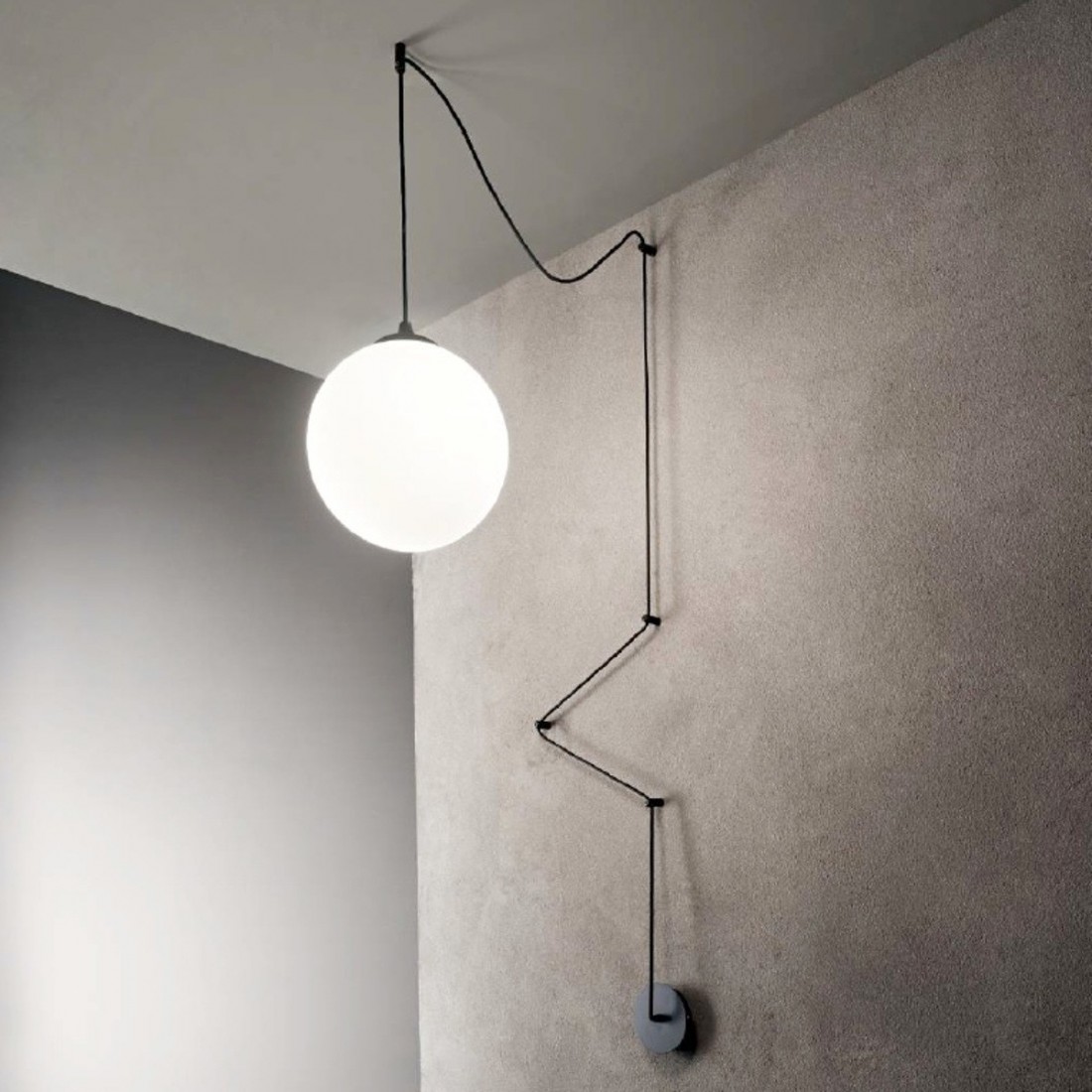 Suspension ID-BOA SP1 E27 LED sphère en verre soufflé noir blanc métal décentralisation abaissée à l'intérieur